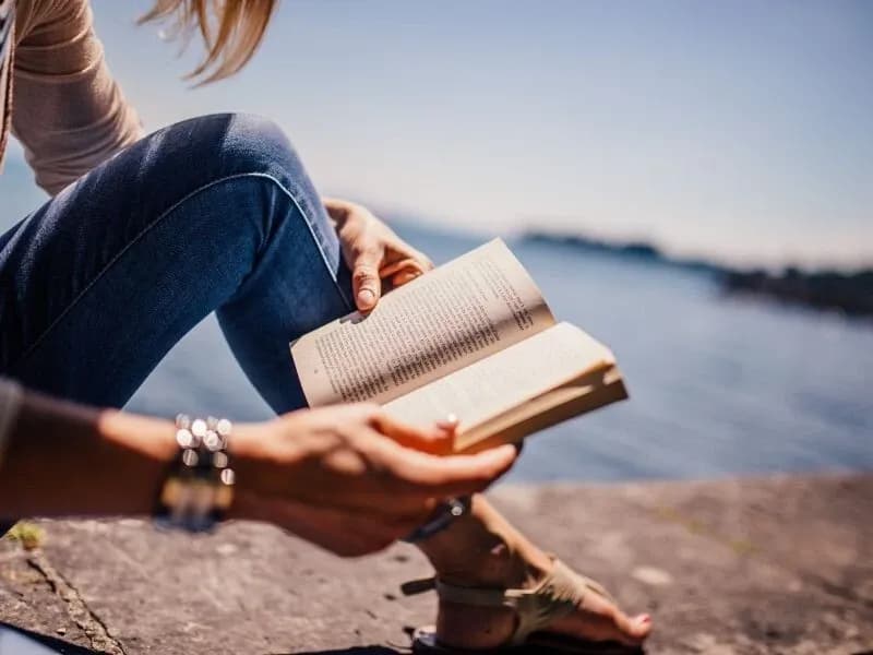 Czy literatura uczy człowieka jak żyć? Odkryj jej wpływ na nas